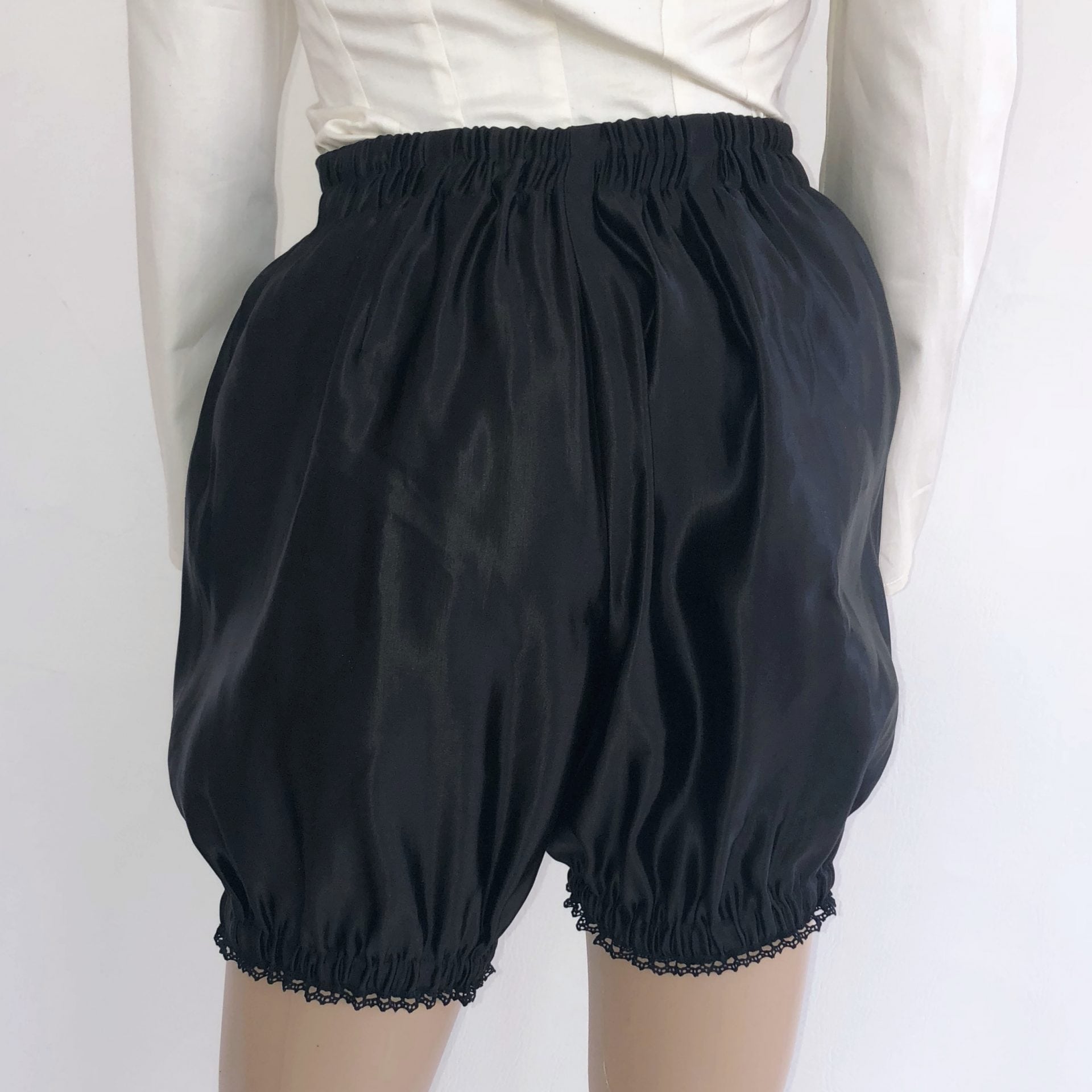 Rückansicht_kurze_Bloomers_schwarz